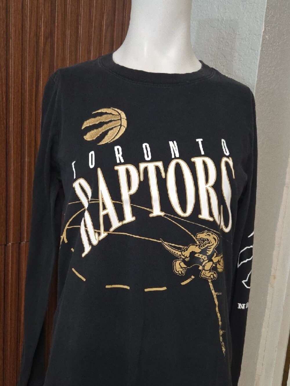 NBA Toronto Raptors Long Sleeve Graphic Shirt – Retro Crewneck [1187] - Picture 2 of 8